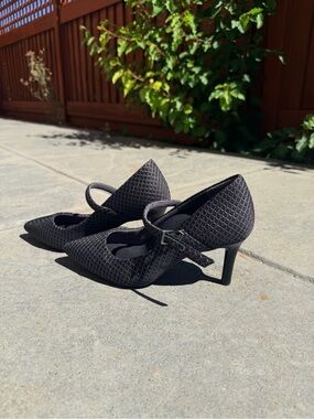 Betabrand Black Pointed Mary Jane Heels with Textured Pattern